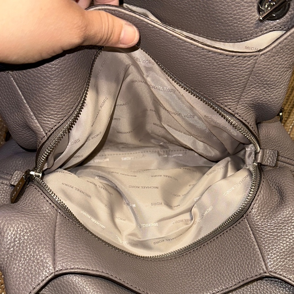 Michael Kors Gray Leather Shoulder Bag with Slouchy Design - Picture 8 of 9